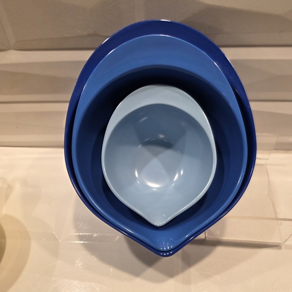 Williams Sonoma 3-pc Set of Melamine Blue Mixing Bowls & Yellow Measuringspoons - Picture 2 of 10